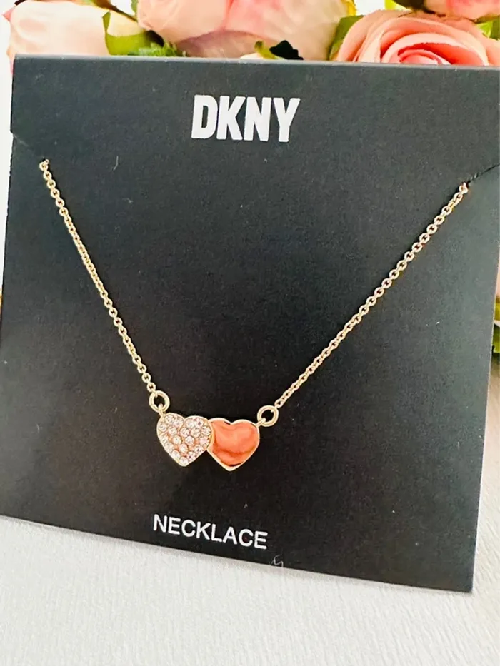 Collier DKNY doré double cœur strass – authentique, raffiné, neuf - photo numéro 3
