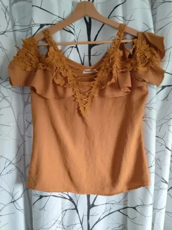 T-shirt top femme épaules dénudées moutarde Miss Sara Fashion