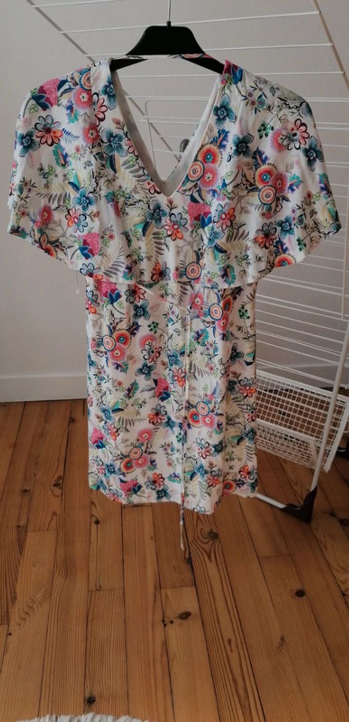Robe blanche, avec fleurs - photo numéro 2