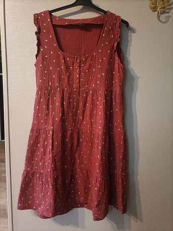 Robe en gaze de coton rouge avec motif feuille dorée