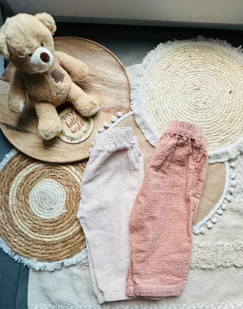 Lot deux pantalons velours côtelés 18M 80cm rose et beige