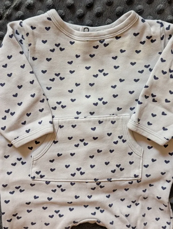 Pyjama polaire Bout’chou – Taille 3 mois mixte 🤍💙 Blanc à petits cœurs  Douillet & stylé - photo numéro 2