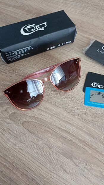 Paire de lunettes de soleil