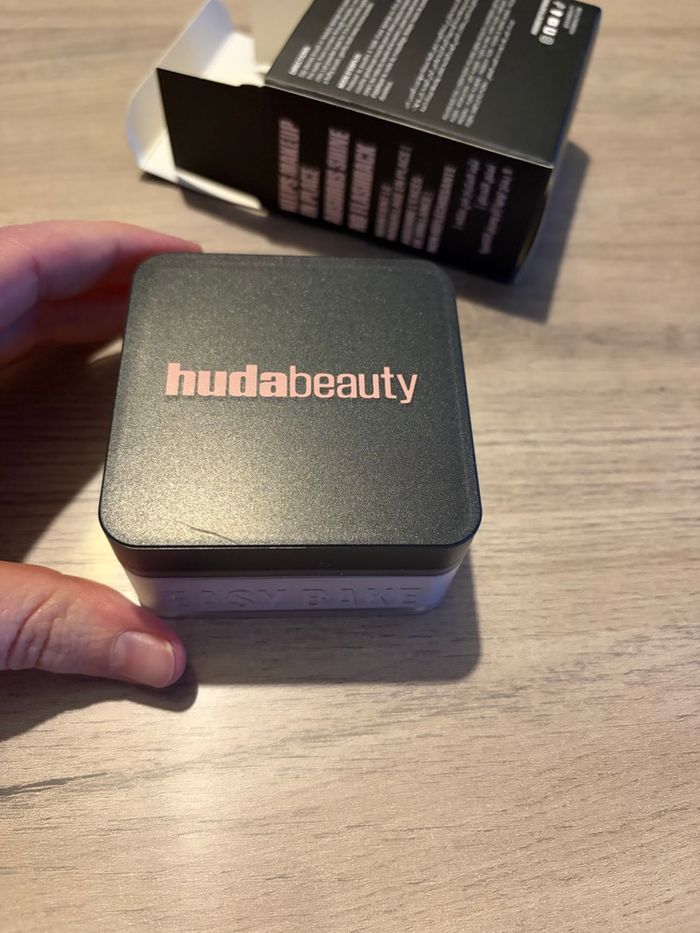 Poudre Huda beauty neuf 