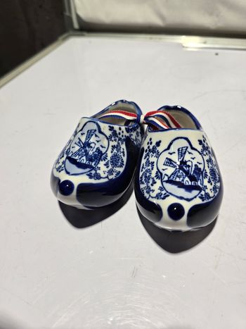 Paire de sabots décoratifs en faïence Delft bleu et blanc