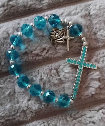 Bracelet perles bleu croix,roseraie et petite croix - élastique résistant