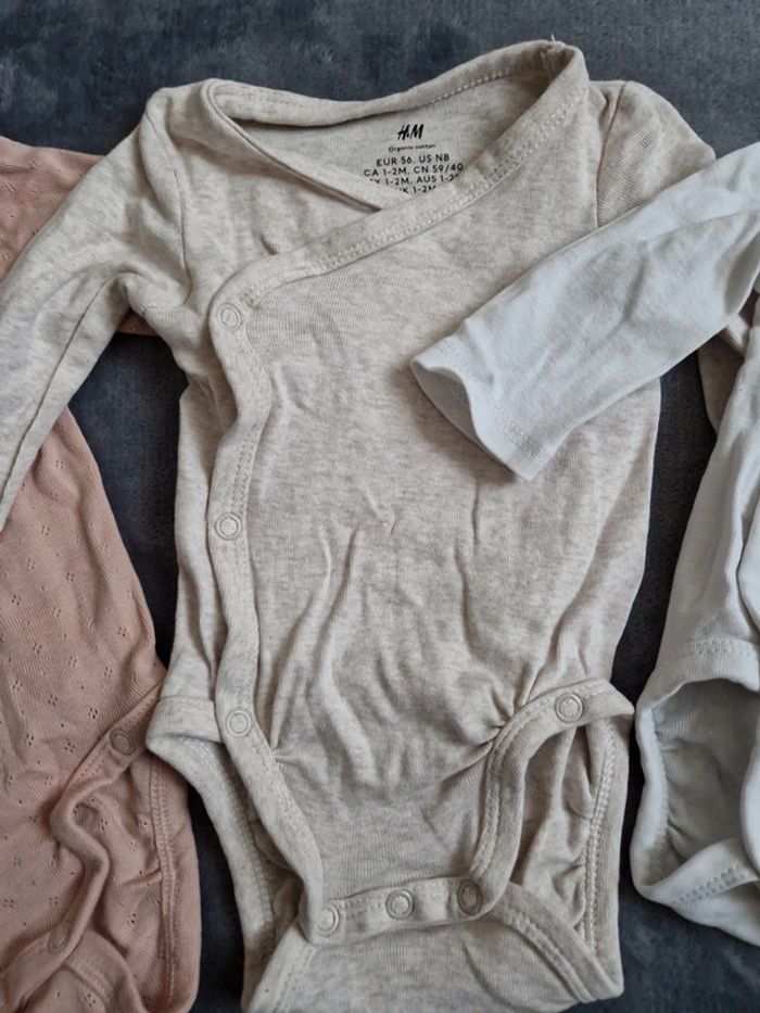 Lot 4 bodies 1-2mois 56cm très bon état H&M - photo numéro 6