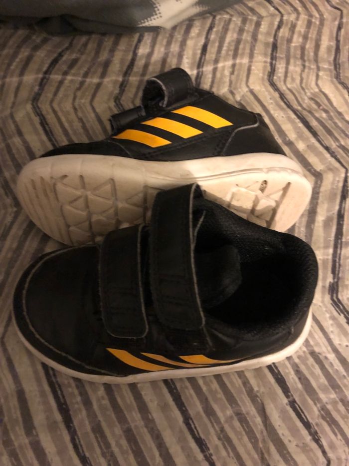 Basket adidas taille 21 en tres Bon état - photo numéro 1