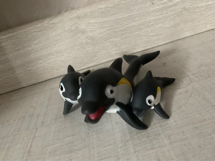 Figurine famille dauphin