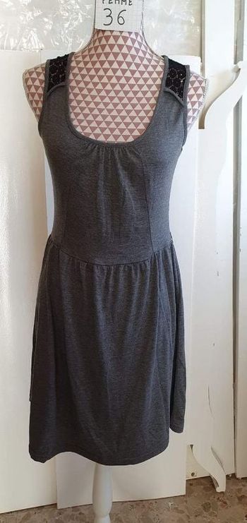 Robe, grise et dos dentelle noir,longueur 89cm,en très très bon état, marque Cache Cache, polyester