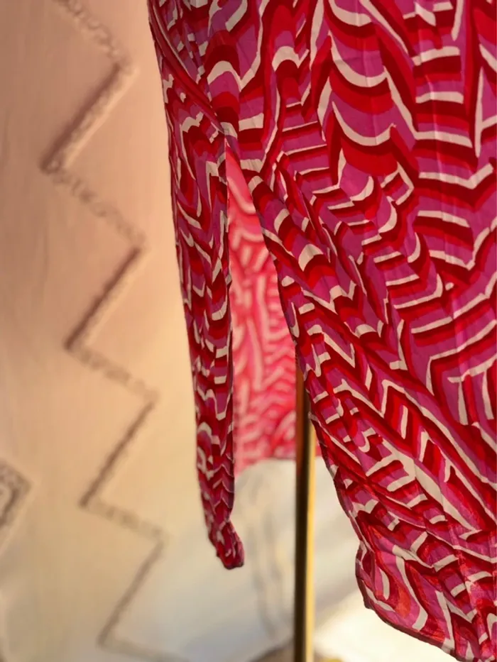 Robe graphique rouge rose ZARA – Taille XS – Coupe fluide mi-longue – Motif psyché rétro - photo numéro 3