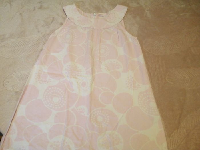 Jolie robe a motif rose pâle