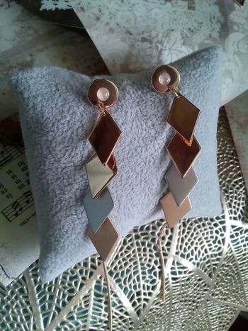 Boucles d'oreilles quartz rose et losanges