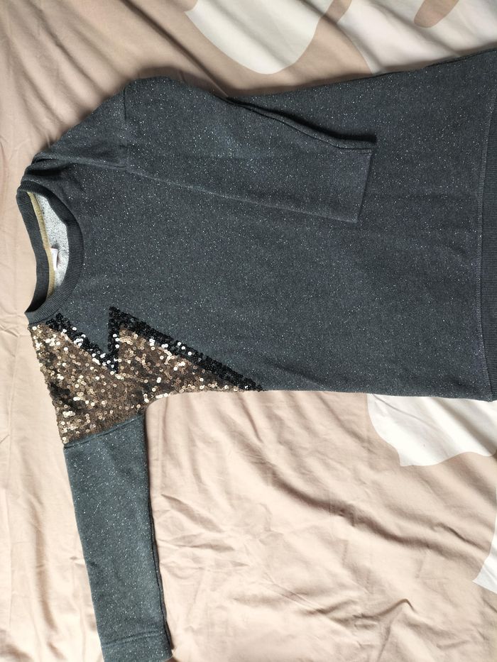 Robe sweat grise avec sequins dorés