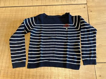 Pull marinière fin bleu marine à rayures blanches de chez Kiabi en 6 ans