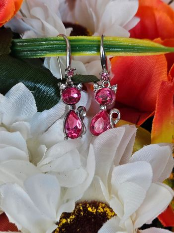 Boucles d oreilles chat avec pierres topaz fushia