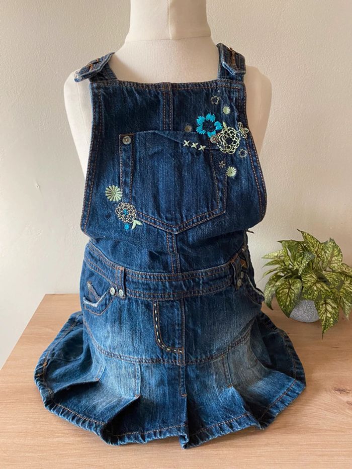 Superbe petite robe en jean à bretelles 8 ans vynil fraise - photo numéro 4