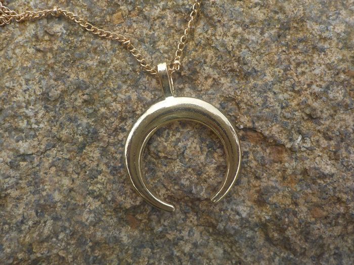 Collier fine chainette dorée avec croissant de lune - photo numéro 2