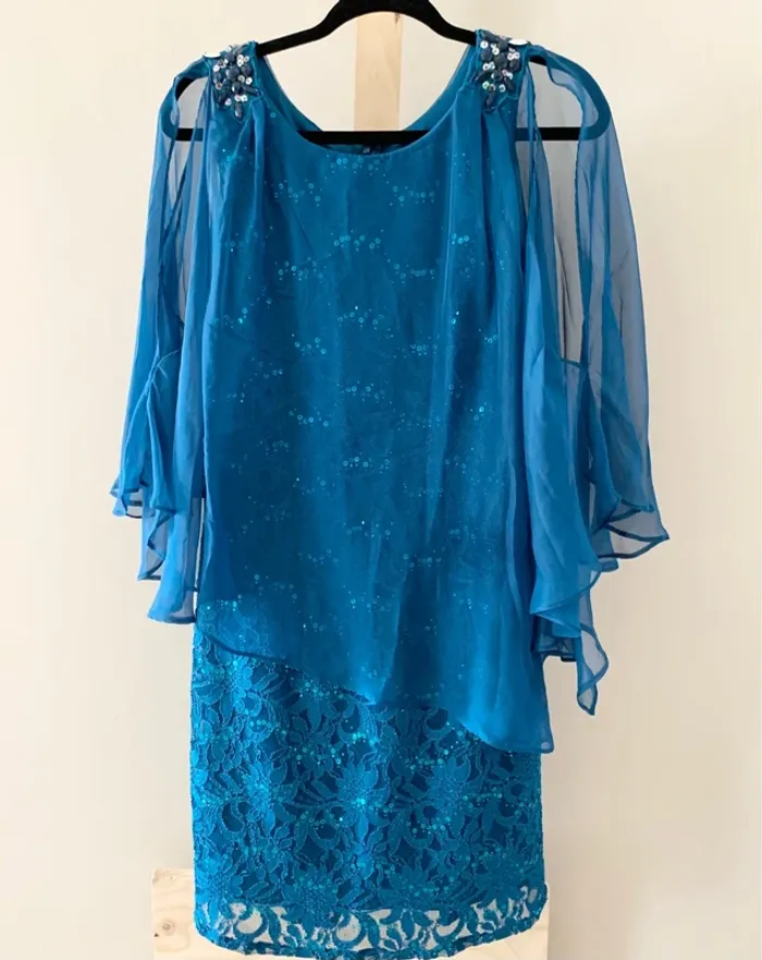🔷 Robe bleu canard en dentelle et voile – Détails sequins – Taille 40