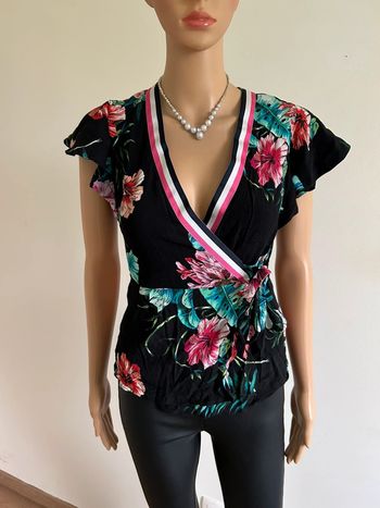 Blouse portefeuille noire et fleurie Morgan taille 34 jamais portée