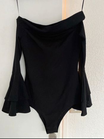 Body noir à volants