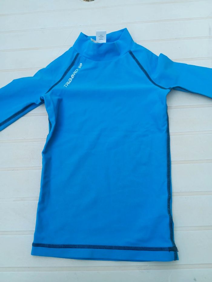 Tee shirt de piscine taille 4 ans et marque tribord