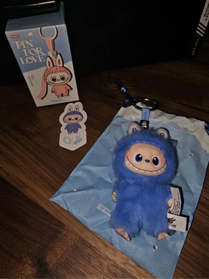 Labubu pin for love lettre O