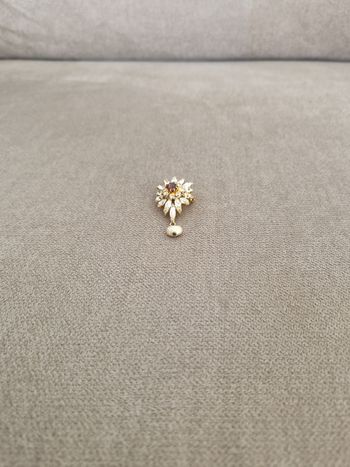 Broche vintage dorée avec pierre brillantes et sa perle