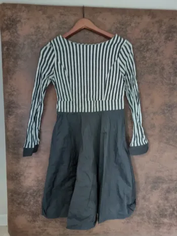 Robe rayée noir et blanche