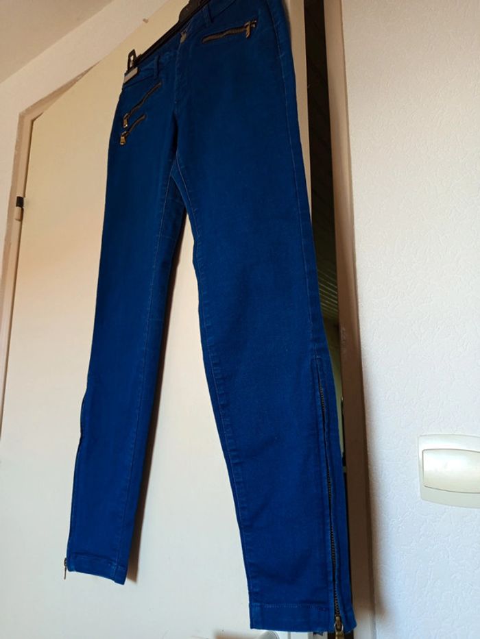 Jean bleu Zara basic en taille M avec trois petites tirettes pour une touche original - photo numéro 7