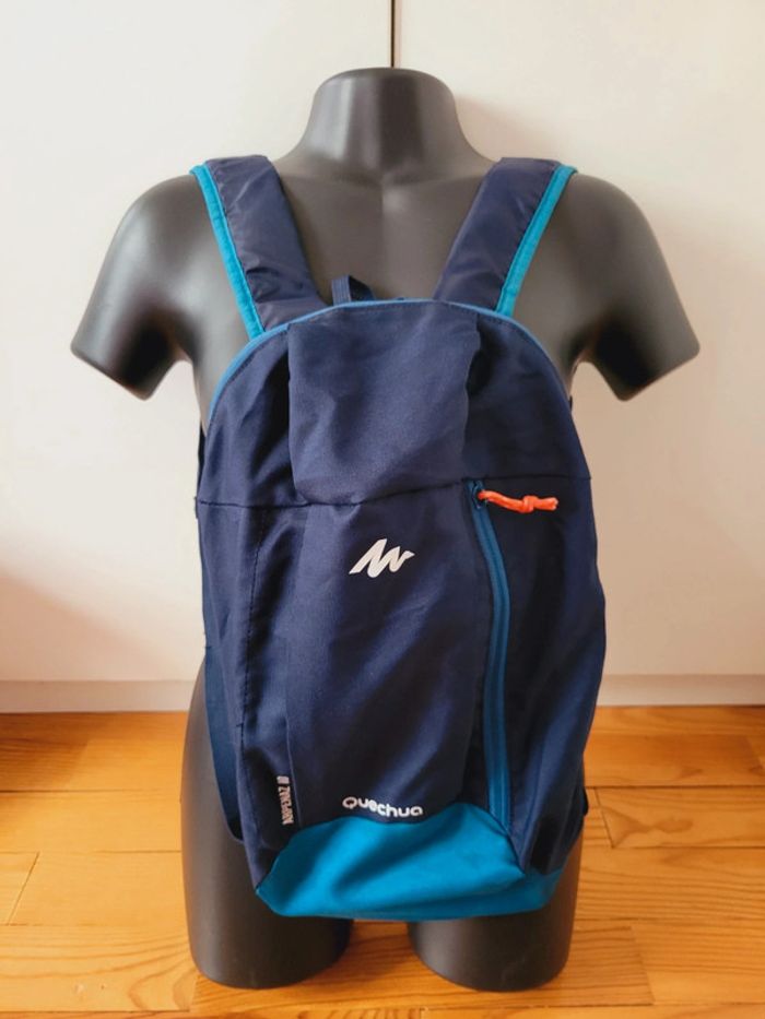 Sac à dos bleu marine quechua sport ultra léger voyage tablette