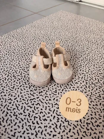 Chaussons avec broderie 0-3 mois - comme neuve