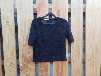 Jolie blouse en broderie noire Mango