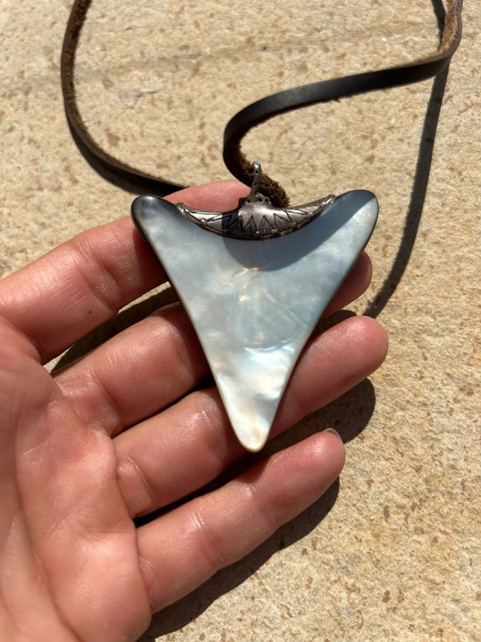 Pendentif raie manta nacre sur lacet cuir