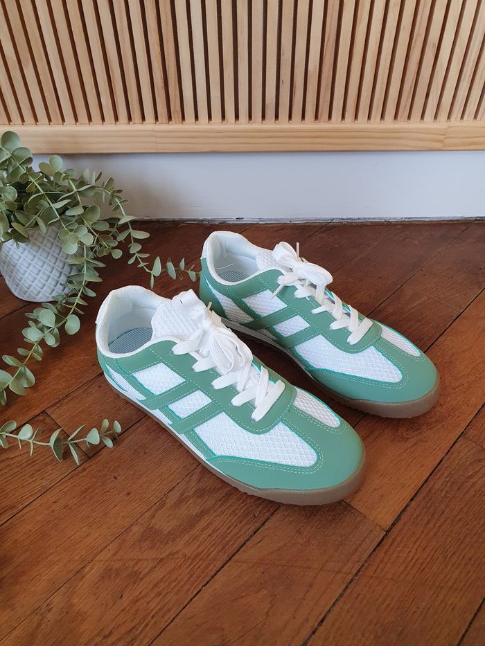 Baskets Tunis blanc et vert d'eau
Pointure 39 - photo numéro 3