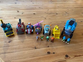 Lot véhicules et figurines  pat patrouille