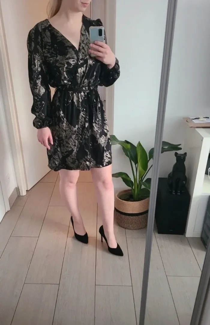 Robe noire et dorée