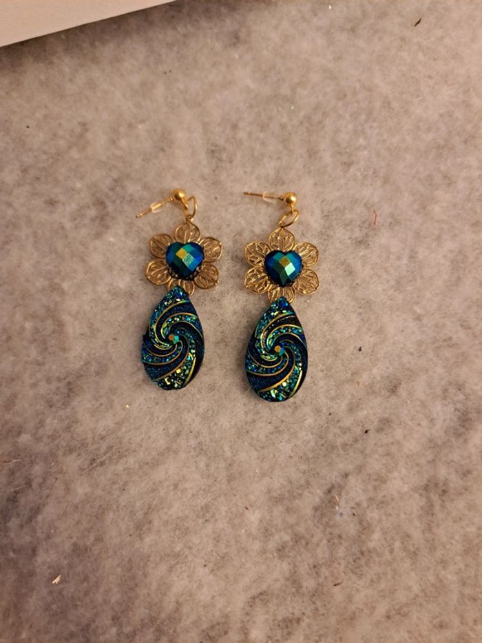 Boucles d'oreilles pendante strass bleu