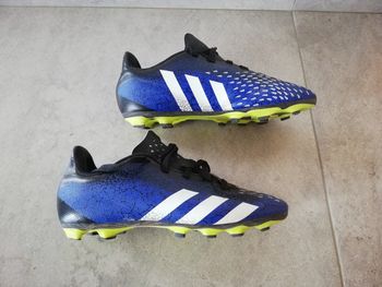 Chaussures de foot type crampons Adidas