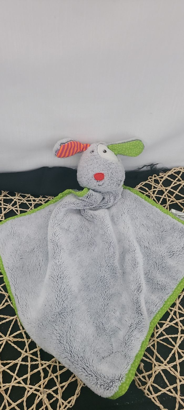 Doudou plat chien NANJING KESTREL Action gris vert grelot