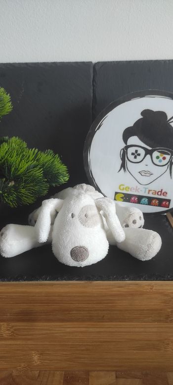 Peluche chien Obaibi Okaïdi allongé blanc beige gris cocard Patte Doudou Rond