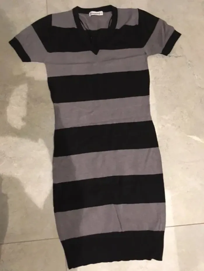 👗 Robe pull long manches courtes – Noir & Gris – Très bon état - photo numéro 2