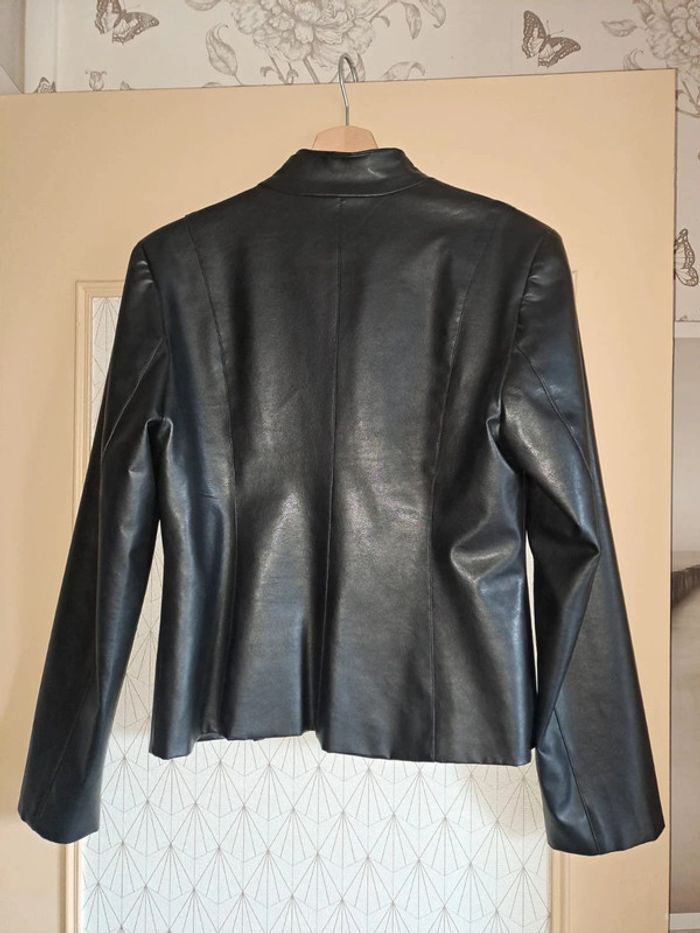 Superbe veste cintrée simili noir femme jamais portée T2 La city magnifique - photo numéro 2