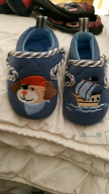 Chaussons petits bébés impeccables