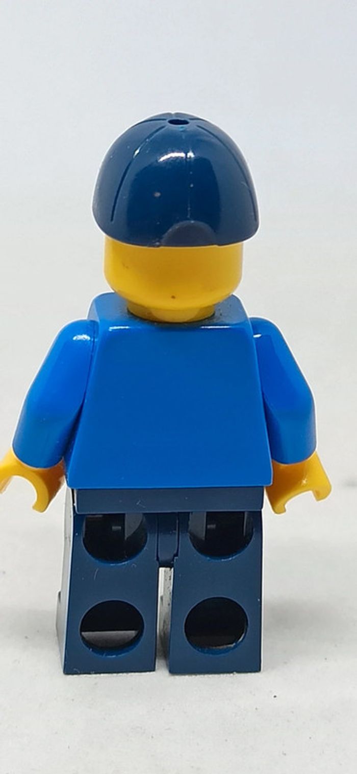 Figurine homme conducteur de chasse neige habits bleu et noir lego - photo numéro 3