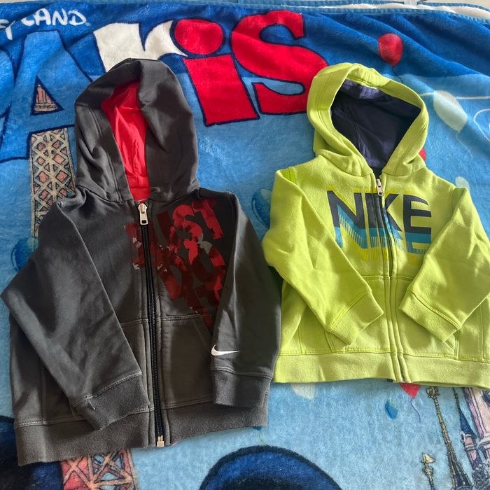 2 gilets nike bebe 9/12 mois - photo numéro 1