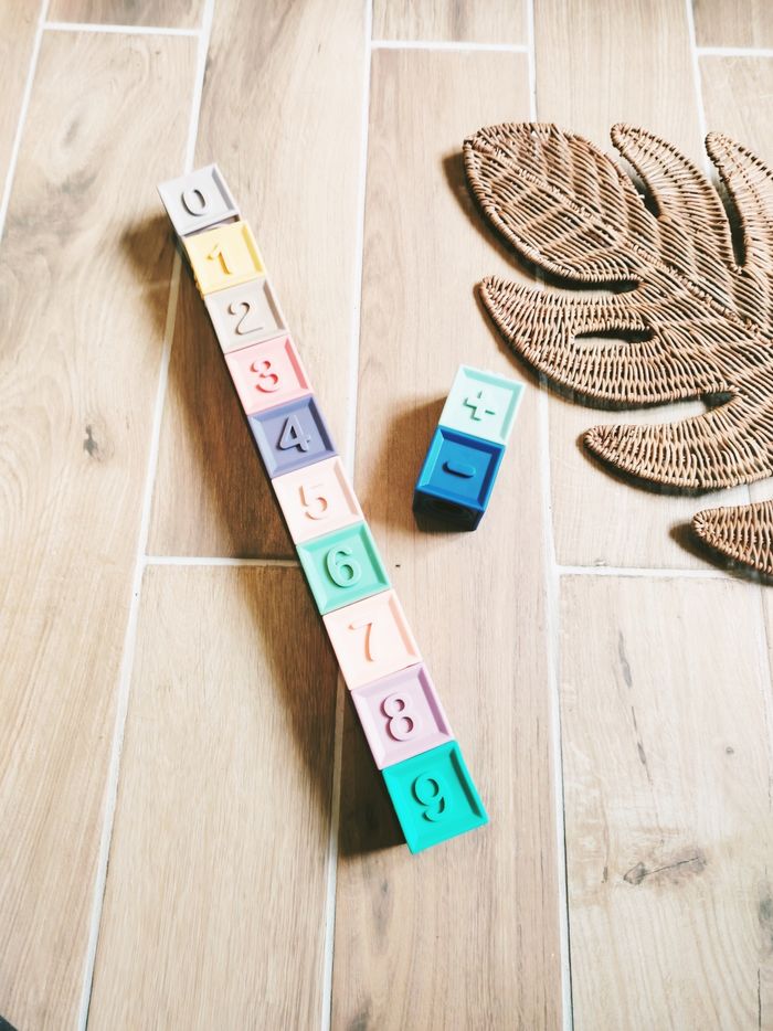 👶Lot de cubes blocs emboitables en plastique avec dessins et chiffres marque Vertbaudet - photo numéro 4