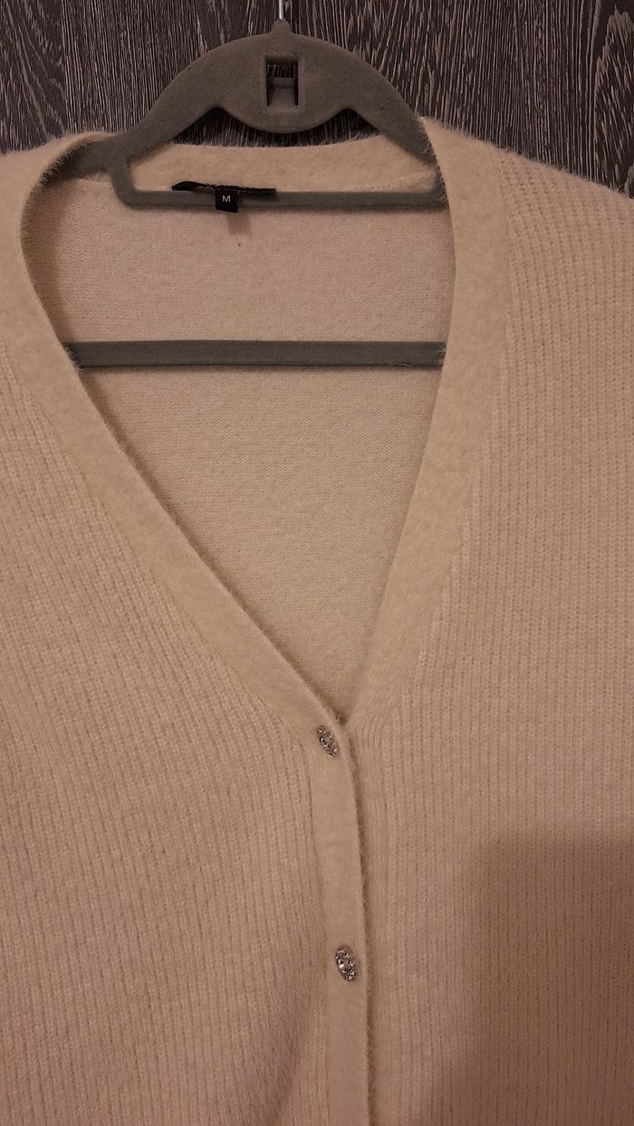 Gilet en mailles duveteuse écru à boutons strass - photo numéro 5