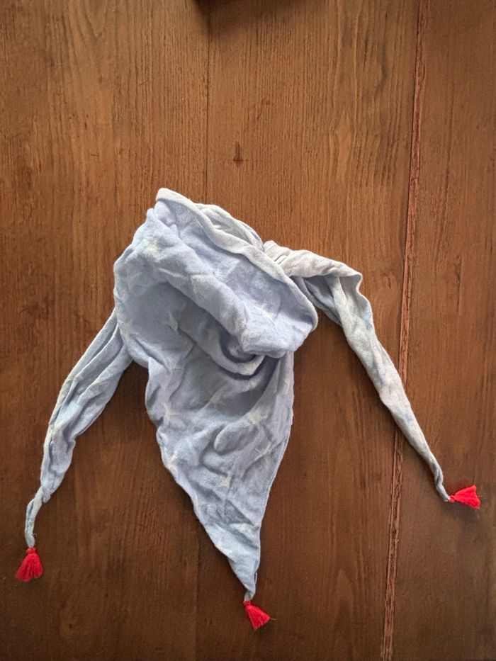 foulard enfant OKAIDI en coton, avec un motif étoilé bleu ciel réversible - photo numéro 3