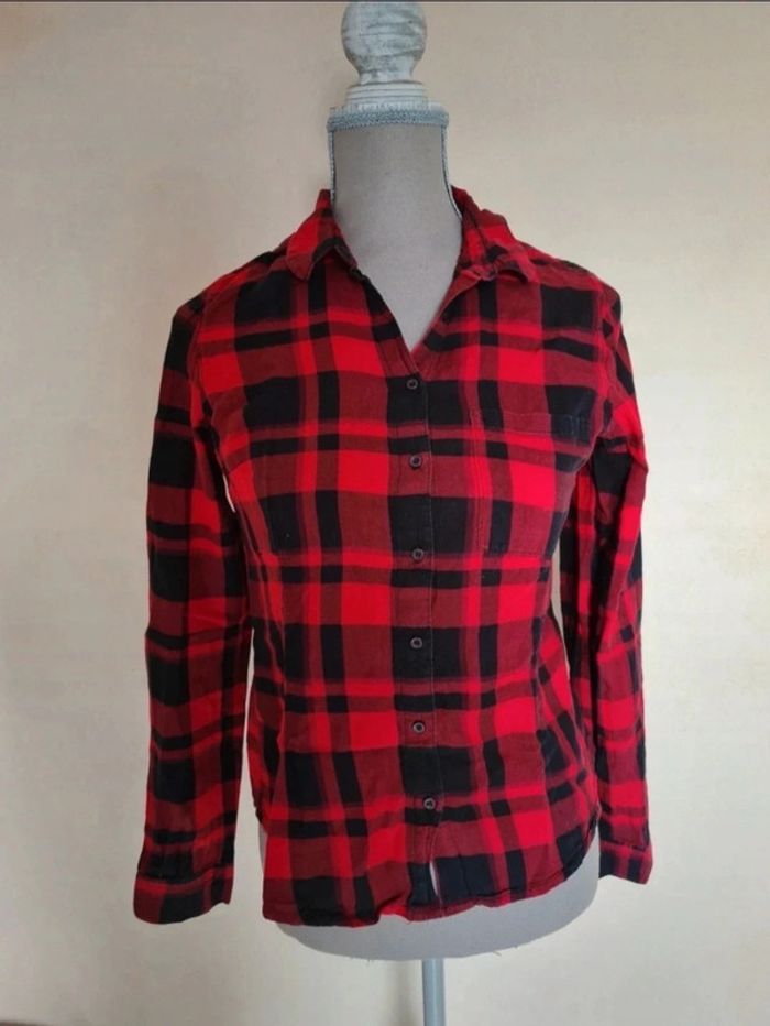 Chemise à carreaux noire et rouge
